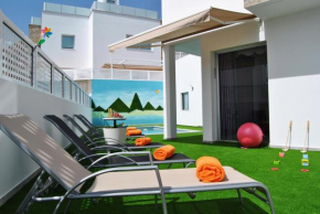 Big Villa Tauro with Private Heated Saltwater Pool & Jacuzzi & BBQ & Game Room & Arcade Games